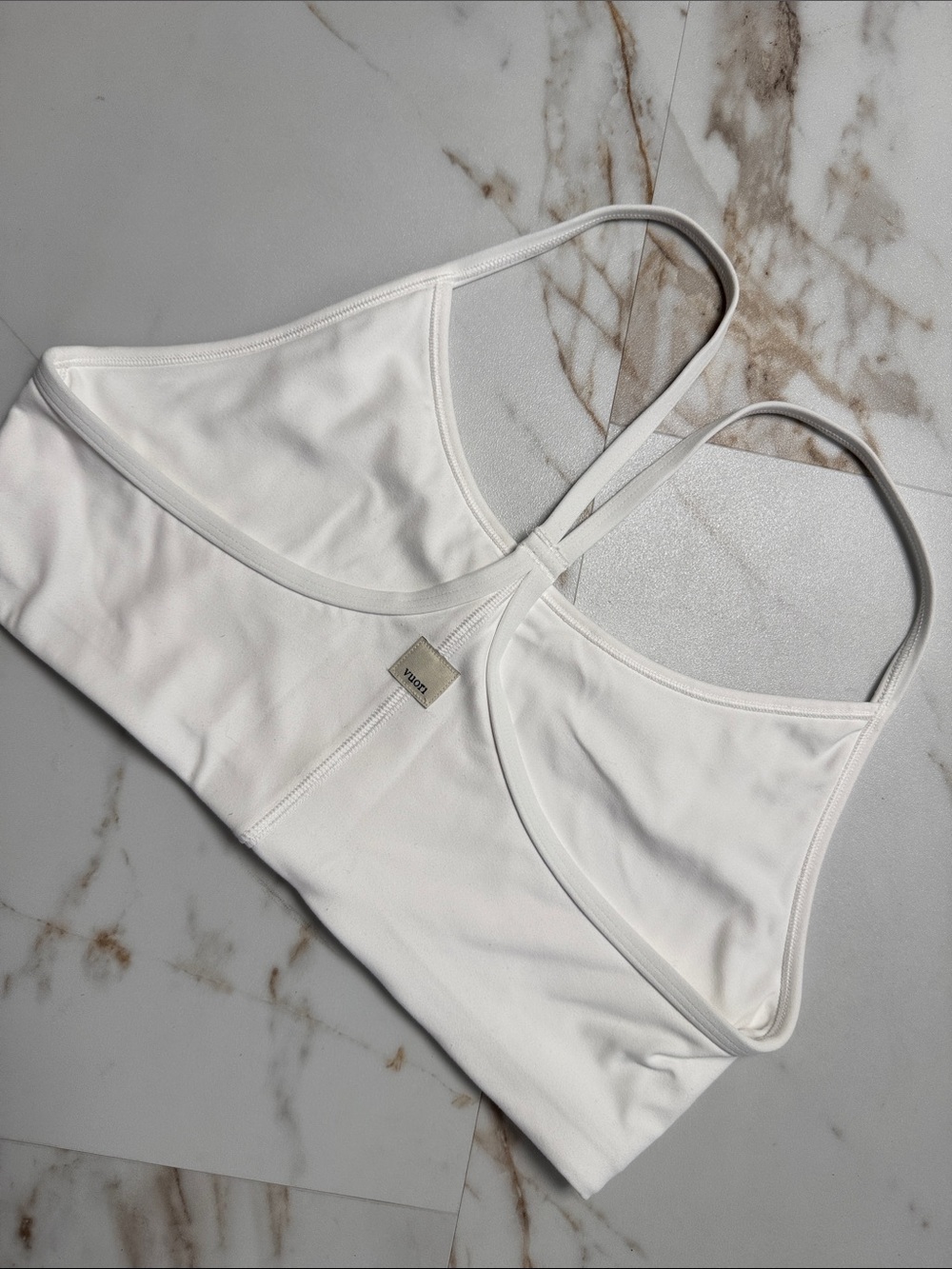 Vuori White Y Sports Bra Sz M trendy yoga workout logo basic